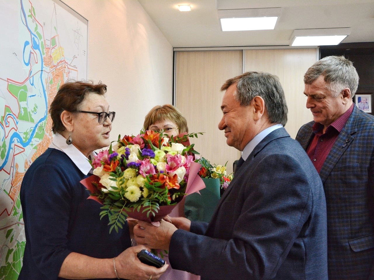 В администрации города поздравили Надежду Суханову и Марину Качан с Днём работника культуры России (2)